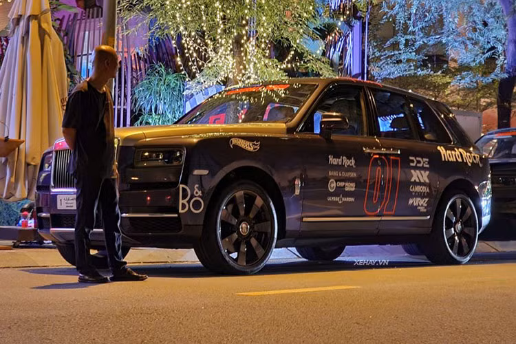 Theo một số nguồn tin, chiếc xe Rolls-Royce Cullinan mang biển số 1 này thuộc Team 1 do hai thành viên là HRH Moe Al Thani và A. Jaber cầm lái trong hành trình siêu xe năm nay. Ông HRH Moe Al Thani là thành viên hoàng tộc UAE và cũng là chủ nhân của bộ sưu tập xe "khủng" nhất thế giới.