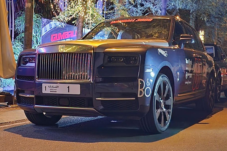 Hiện chưa rõ biển số 01 trên Rolls-Royce Cullinan của Sharjah có giá ra sao, tuy nhiên, biển số tương tự nhưng của Dubai đã được đấu giá lên đến 14,3 triệu USD (khoảng hơn 331 tỷ đồng).