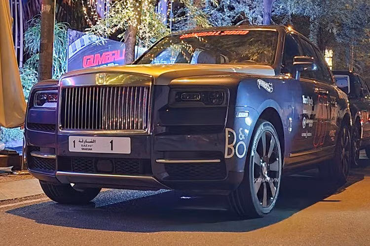 Hiện chưa rõ biển số 01 trên Rolls-Royce Cullinan của Sharjah có giá ra sao, tuy nhiên, biển số tương tự nhưng của Dubai đã được đấu giá lên đến 14,3 triệu USD (khoảng hơn 331 tỷ đồng).