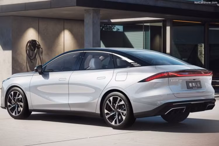 Thời gian tăng tốc từ vị trí xuất phát lên 100 km/h là 6,3 giây. Pin lithium sắt phosphate 18,74 kWh cung cấp phạm vi chạy hoàn toàn bằng điện CLTC là 125 km và phạm vi toàn diện WLTC là 1.370 km.