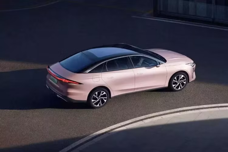 Chưa dừng lại đó, về mặt cấu hình, Geely Galaxy L6 Creative Edition đã bổ sung thêm bảy chức năng mới bao gồm đèn pha/đèn hậu LED tương tác/dải đèn xuyên suốt dài 3,3 mét có thể tạo thành 100 kịch bản chiếu sáng khác nhau kết hợp với âm nhạc, gương chiếu hậu không khung, vành xe 18 inch, cửa sau chỉnh điện và cửa sổ trời toàn cảnh 1,76㎡.