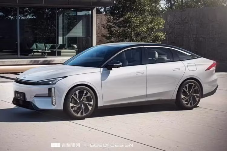 Ngoài ra, xe còn được trang bị một loạt các cấu hình bao gồm kiểm soát hành trình, máy ghi âm lái xe tích hợp, tương tác bằng giọng nói, điểm phát sóng WiFi, karaoke, điều khiển từ xa và hệ thống giám sát chất lượng không khí. Ghế "marshmallow" hỗ trợ massage, thông gió, sưởi ấm và điều chỉnh điện.