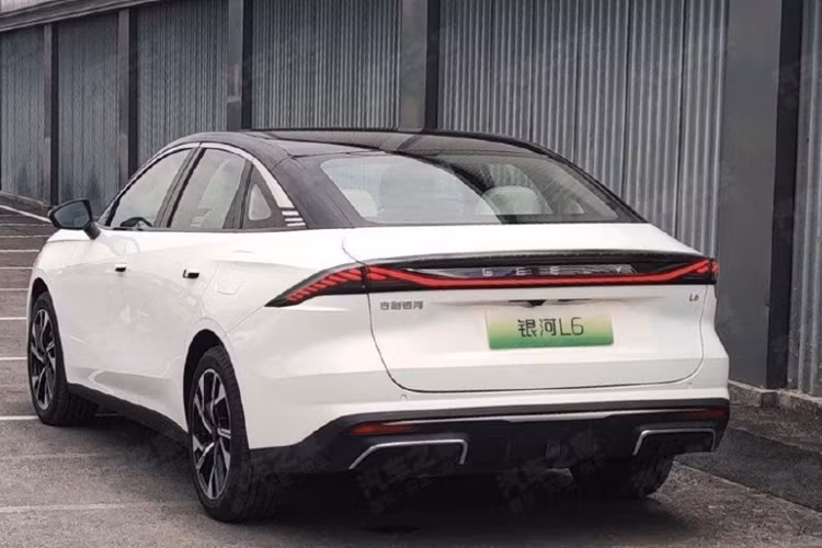 Vào tháng 6, dòng xe Geely Galaxy đã bán được 15.975 xe, tăng 65,2% so với cùng kỳ năm trước và tăng 12,6% so với tháng trước. Cụ thể, Geely Galaxy L6 đã bán được 6.391 xe, tăng 4,3% so với tháng trước. Từ tháng 1 đến tháng 6/2024, doanh số bán hàng tích lũy của Geely Galaxy là 81.421 xe.