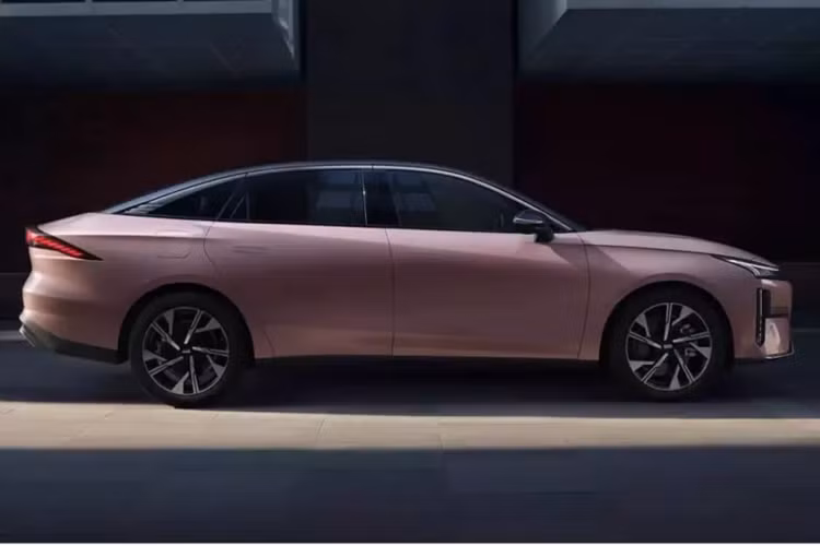 Nhìn cận cảnh chiếc xe Geely Galaxy L6 Creative Edition mới ra mắt sẽ thấy có 1 số ưu điểm đặc biệt so với các xe L6 khác, chẳng hạn ngoại thất sơn màu hồng rất nữ tính đi kèm mui đen, bộ áo này hứa hẹn sẽ làm siêu lòng phái đẹp.