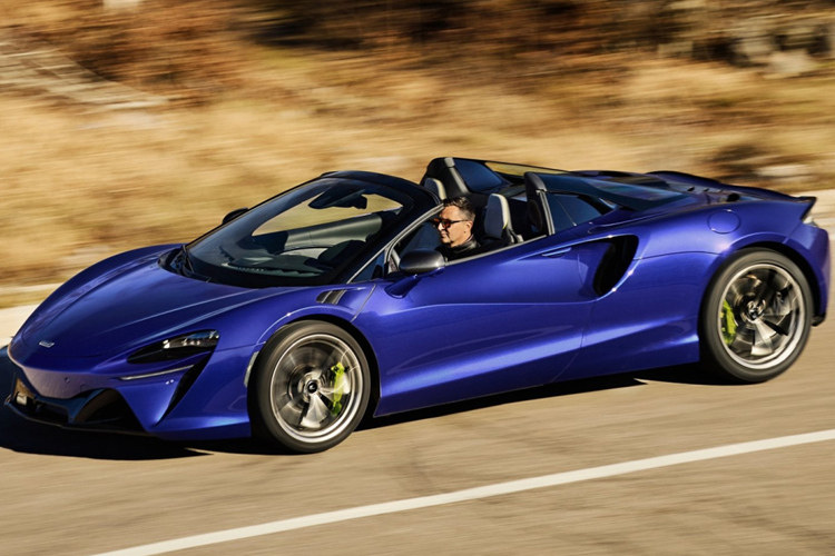 Siêu xe McLaren Artura Spider có thời gian tăng tốc từ vị trí xuất phát lên 96 km/h chỉ trong 3 giây, trước khi đạt vận tốc tối đa 330 km/h. Chỉ với động cơ điện, phiên bản mui trần của McLaren Artura có thể hoàn thành quãng đường dài 30 km và đạt vận tốc tối đa 130 km/h.