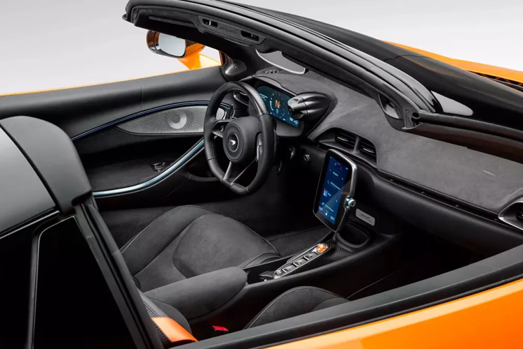 McLaren Artura Spider sẽ có thời gian đóng hoặc mở mui chỉ dưới 11 giây, tương tự đàn anh McLaren 720S Spider, phần mui này có thể dễ dàng được mở ra khi xe đang chạy, nhưng cần lưu ý là tốc độ của McLaren Artura Spider khi đó phải dưới 50 km/h.