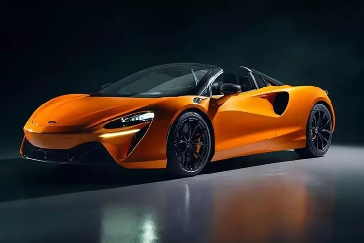 Vào năm ngoái, đại lý McLaren Việt Nam đã gây bất ngờ cho giới truyền thông khi giới thiệu siêu phẩm Elva, chiếc xe không mui, không cửa sổ này thuộc sở hữu của ông Phạm Trần Nhật Minh, hay còn gọi là Minh "Nhựa" thì ngay trong năm nay, họ cũng sẽ mang McLaren Artura Spider chính hãng hoàn toàn mới về nước để ra mắt.