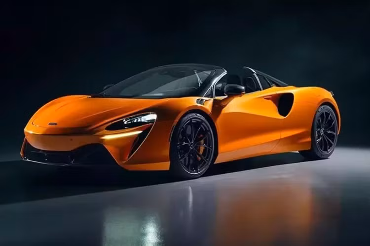 Vào năm ngoái, đại lý McLaren Việt Nam đã gây bất ngờ cho giới truyền thông khi giới thiệu siêu phẩm Elva, chiếc xe không mui, không cửa sổ này thuộc sở hữu của ông Phạm Trần Nhật Minh, hay còn gọi là Minh "Nhựa" thì ngay trong năm nay, họ cũng sẽ mang McLaren Artura Spider chính hãng hoàn toàn mới về nước để ra mắt.