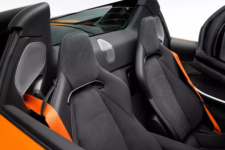 Siêu xe hoàn toàn mới McLaren Artura Spider sắp ra mắt Việt Nam được trang bị khối động cơ xăng V6, dung tích 3.0 lít, tăng áp kép, sản sinh ra công suất tối đa 577 mã lực, bên cạnh đó, siêu xe hybrid này còn có thêm 94 mã lực nhờ động cơ điện mang đên.