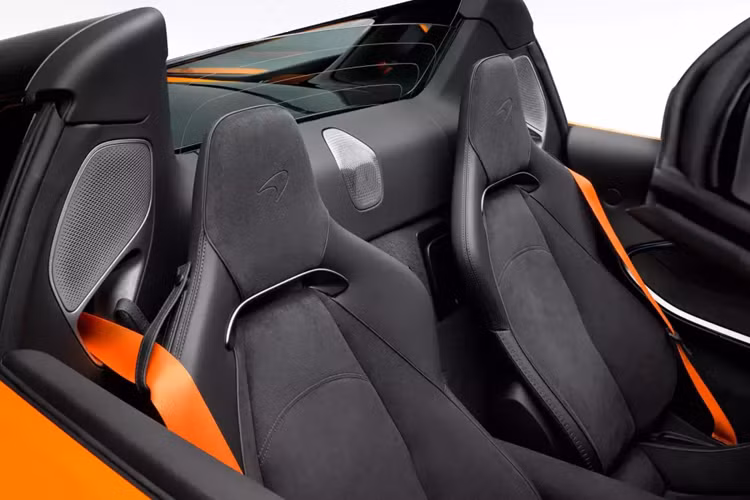 Siêu xe hoàn toàn mới McLaren Artura Spider sắp ra mắt Việt Nam được trang bị khối động cơ xăng V6, dung tích 3.0 lít, tăng áp kép, sản sinh ra công suất tối đa 577 mã lực, bên cạnh đó, siêu xe hybrid này còn có thêm 94 mã lực nhờ động cơ điện mang đên.