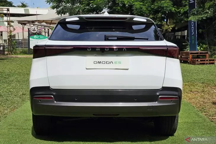 Nhờ đó, xe có khả năng tự lái bán tự động cấp độ 2. Chery Omoda E5 sẽ được lắp ráp tại nhà máy ở Indonesia với tỷ lệ nội địa hóa 40,5%. Sau Indonesia, mẫu SUV điện này sẽ tiếp tục được bán ở những thị trường Đông Nam Á khác như Việt Nam. Khi bán ở Việt Nam, Chery Omoda E5 sẽ là đối thủ của VinFast VF e34.