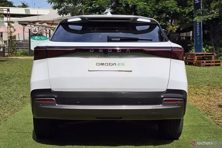 Nhờ đó, xe có khả năng tự lái bán tự động cấp độ 2. Chery Omoda E5 sẽ được lắp ráp tại nhà máy ở Indonesia với tỷ lệ nội địa hóa 40,5%. Sau Indonesia, mẫu SUV điện này sẽ tiếp tục được bán ở những thị trường Đông Nam Á khác như Việt Nam. Khi bán ở Việt Nam, Chery Omoda E5 sẽ là đối thủ của VinFast VF e34.