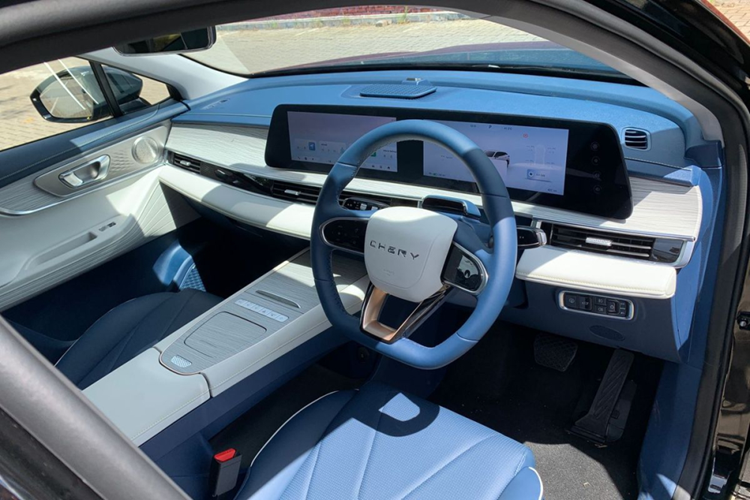 Tương tự ngoại thất, nội thất của Chery Omoda E5 cũng được thay đổi nhẹ so với Omoda 5. Bên trong mẫu xe này có cần số điện tử nằm trên cụm vô lăng mới. Ở cụm điều khiển trung tâm, xe không có cần số và núm xoay chỉnh màn hình giải trí như phiên bản máy xăng. Thay vào đó, tại đây chỉ có một dãy nút bấm, mang đến cảm giác gọn gàng cho nội thất.