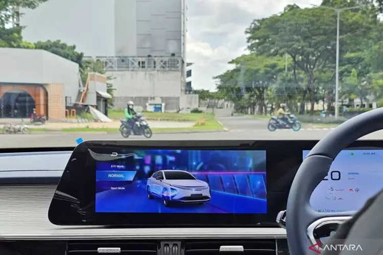 Nội thất của xe được bọc da phối 2 màu tương phản, ốp gỗ và ốp kim loại màu bạc, tạo cảm giác cao cấp. Ghế trước có thiết kế thể thao trong khi hàng ghế sau có đủ chỗ cho 3 người ngồi và đi kèm cửa gió điều hòa.