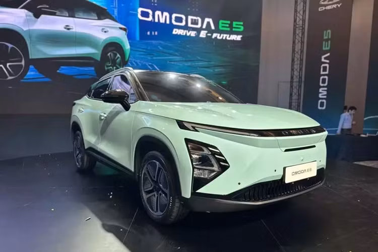 Thời gian tăng dung lượng pin từ 30-80% bằng bộ sạc nhanh là 28 phút. Các trang bị an toàn của Chery Omoda E5 cũng khá đầy đủ với 7 túi khí, cảnh báo điểm mù, cảnh báo phương tiện cắt ngang khi lùi, cảnh báo lệch làn đường, giữ làn khẩn cấp, hệ thống kiểm soát hành trình ở tốc độ thấp, cảnh báo tiền va chạm hay phanh khẩn cấp tự động.