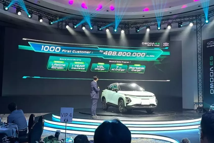 Indonesia cũng là thị trường đầu tiên trên thế giới đón nhận mẫu ô tô điện Trung Quốc này. Tại thị trường Indonesia, mức giá xe Chery Omoda E5 khởi điểm 498,8 triệu Rupiah (khoảng 778 triệu đồng). Tuy nhiên, 1.000 khách hàng đặt mua đầu tiên sẽ được áp dụng giá bán ưu đãi là 488,8 triệu Rupiah (762 triệu đồng).
