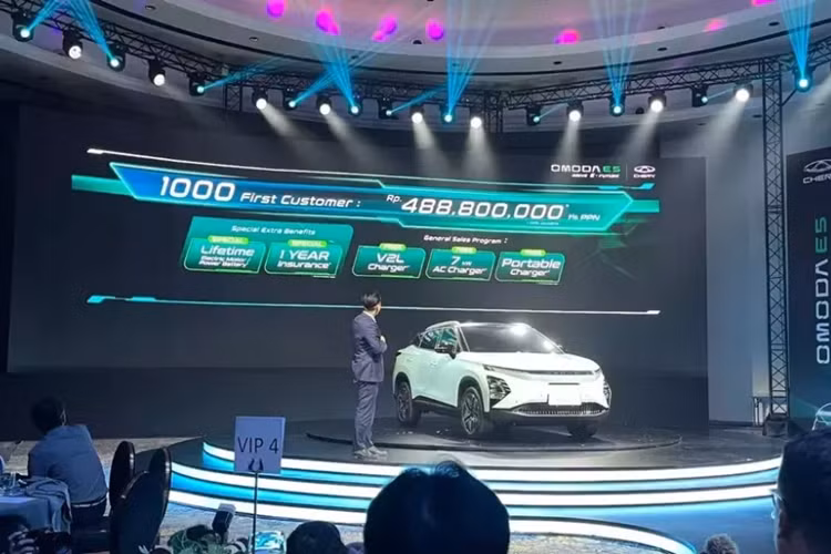 Indonesia cũng là thị trường đầu tiên trên thế giới đón nhận mẫu ô tô điện Trung Quốc này. Tại thị trường Indonesia, mức giá xe Chery Omoda E5 khởi điểm 498,8 triệu Rupiah (khoảng 778 triệu đồng). Tuy nhiên, 1.000 khách hàng đặt mua đầu tiên sẽ được áp dụng giá bán ưu đãi là 488,8 triệu Rupiah (762 triệu đồng).