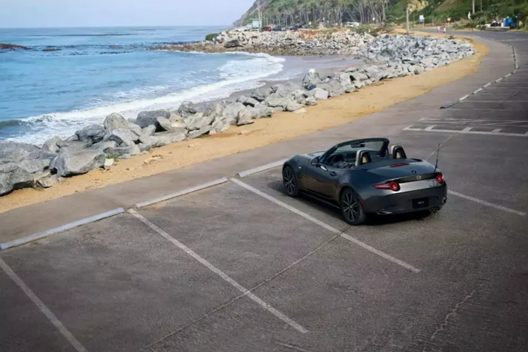 Những chi tiết này dường như bao gồm một huy hiệu đánh số riêng lẻ phía sau cửa xe, giúp nhận biết đây là chiếc MX-5 Miata phiên bản kỷ niệm 35 năm mới. Bên cạnh phiên bản đặc biệt, giá xe Mazda MX-5 Miata 2025 sẽ tăng từ 28.985 USD lên 29.330 USD, mức tăng là 345 USD và có vẻ như người mua sẽ không nhận được gì cho số tiền bỏ ra thêm.