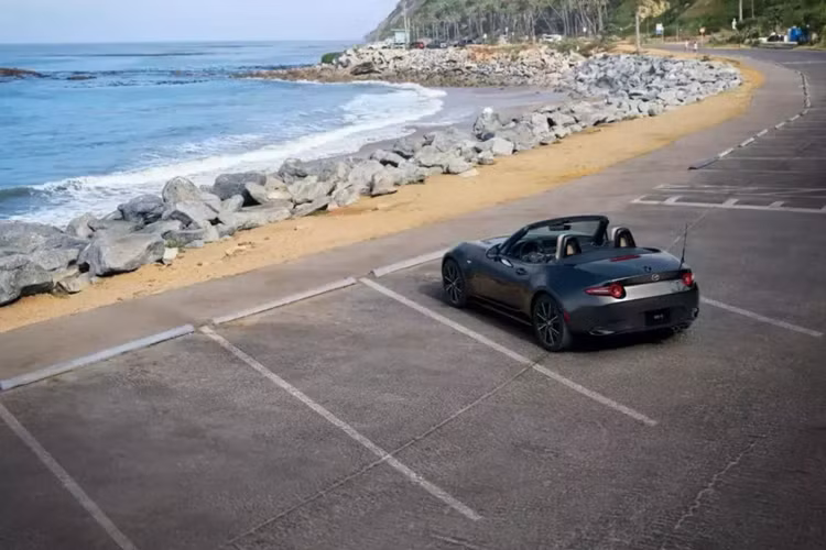 Những chi tiết này dường như bao gồm một huy hiệu đánh số riêng lẻ phía sau cửa xe, giúp nhận biết đây là chiếc MX-5 Miata phiên bản kỷ niệm 35 năm mới. Bên cạnh phiên bản đặc biệt, giá xe Mazda MX-5 Miata 2025 sẽ tăng từ 28.985 USD lên 29.330 USD, mức tăng là 345 USD và có vẻ như người mua sẽ không nhận được gì cho số tiền bỏ ra thêm.