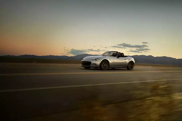 Người mua cũng sẽ tìm thấy vô lăng bọc da, hệ thống âm thanh sáu loa và hệ thống thông tin giải trí 8,8 inch với Android Auto và Apple CarPlay. Chúng được kết hợp với một loạt các hệ thống hỗ trợ người lái bao gồm hỗ trợ phanh thông minh, cảnh báo chệch làn đường và giám sát điểm mù với cảnh báo phương tiện cắt ngang phía sau.