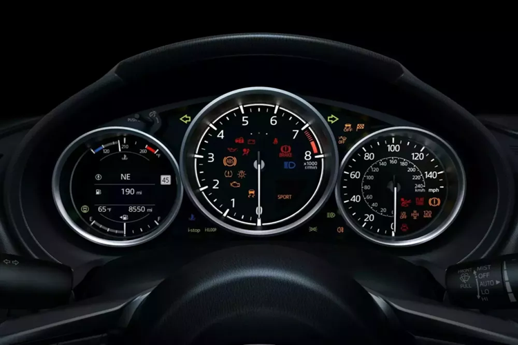 Cuối cùng, có MX-5 Miata Grand Touring với giá khởi điểm là 34.630 đô la. Xe có nội thất nâng cấp với ghế da và điểm nhấn màu bạc sáng.