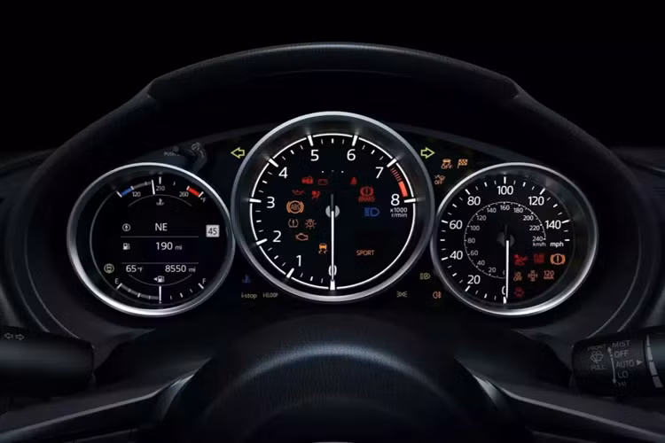 Cuối cùng, có MX-5 Miata Grand Touring với giá khởi điểm là 34.630 đô la. Xe có nội thất nâng cấp với ghế da và điểm nhấn màu bạc sáng.