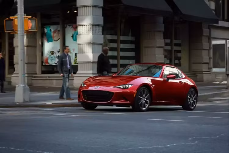 MX-5 là dòng xe thú vị nhất thế giới với thiết kế nhỏ nhắn, nhưng vẫn mang dáng vẻ của 1 chiếc JDM, vì thế, dù trải qua nhiều thế hệ, nó không thay đổi kiểu dáng quá nhiều, và năm 2024 này, không có điều gì có thể ngăn cản Mazda MX-5 Miata 2025 ra mắt, cho dù "mẹ thiên nhiên" đang đóng băng hầu hết nước Mỹ.