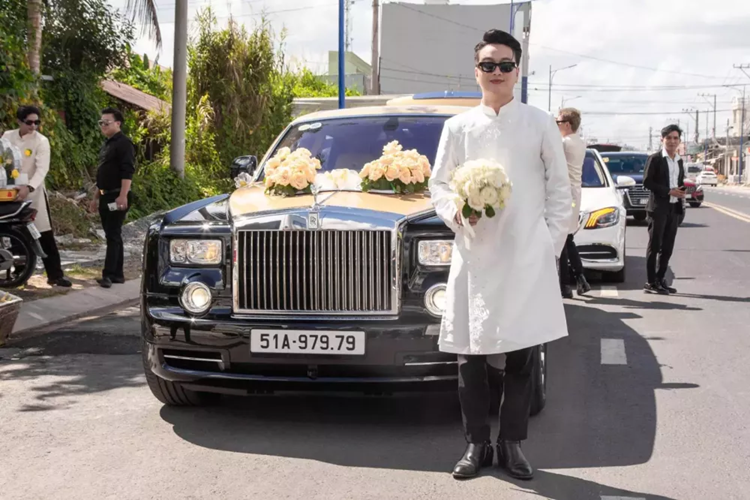 Chiếc xe siêu sang Rolls-Royce Phantom mang biển "thần tài lớn" này cũng từng xuất hiện trong vai trò đưa đón tiếp khách tại khu nghỉ dưỡng ở thành phố Phan Thiết, tỉnh Bình Thuận.