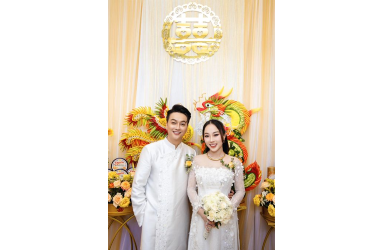 Khi về nước, giá xe Rolls-Royce Phantom VII được đồn đoán có mức không dưới 19 tỷ đồng. Chưa kế chiếc biển thần tài lớn gắn trên xe cũng làm tăng giá trị đáng kể cho mẫu xe sang này.