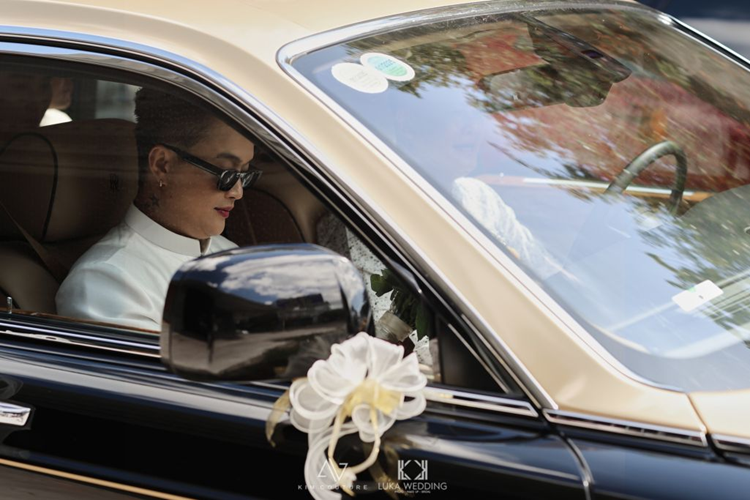 Trong đó, tâm điểm của dàn xe sang chính là chiếc Rolls-Royce Phantom rước dâu của Titi mang biển số 51A-979.79 xuất hiện trong vai trò xe hoa, đây là dòng xe rất được các đại gia Việt ưa chuộng.