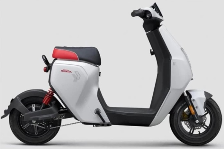 Cung cấp sức mạnh cho Honda U-Be 2024 là động cơ 400W, kết hợp với pin lithium 48V 24Ah hoặc 28Ah cho tầm vận hành lên tới 100 km.