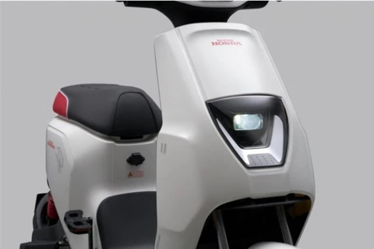 U-Be có yên xe cao ráo, thanh thoát, cùng móc treo đồ, ngăn chứa đồ phía trước khá tiện dụng. Honda U-Be 2024 được trang bị bảng đồng hồ màu mới hiển thị rõ ràng các thông tin như: lượng pin, tốc độ, thời gian và tình trạng xe.