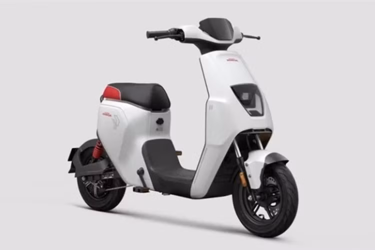 Xe máy điện Honda U-Be 2024 có thiết kế độc đáo, mặt trước mang phong cách đô thị khi được trang bị đèn pha cảm biến ánh sáng tự động, không chỉ mang lại ánh sáng rõ nét vào ban đêm mà còn tăng thêm cảm giác công nghệ cho xe.