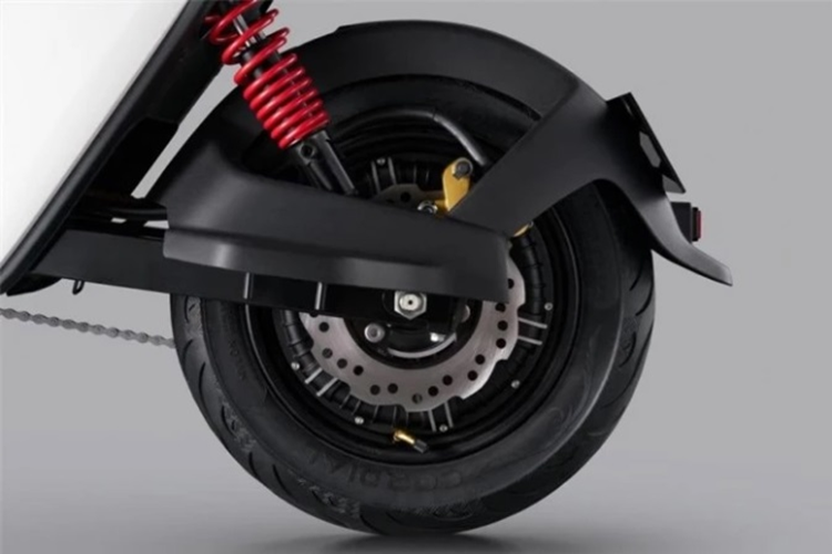 Mẫu xe máy điện này còn có hệ thống giảm xóc sau có thể điều chỉnh 5 cấp độ cùng tùy chọn phanh đĩa trước và tang trống sau hoặc phanh đĩa cả trước và sau để đảm bảo an toàn khi lái xe.