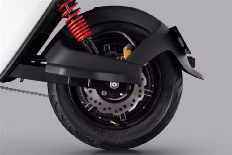 Mẫu xe máy điện này còn có hệ thống giảm xóc sau có thể điều chỉnh 5 cấp độ cùng tùy chọn phanh đĩa trước và tang trống sau hoặc phanh đĩa cả trước và sau để đảm bảo an toàn khi lái xe.