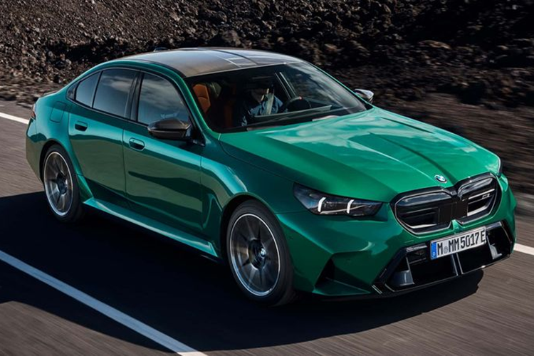 Vào tháng 6/2024, BMW M5 2025 thế hệ mới đã chính thức được ra mắt thế giới và nhanh chóng thu hút sự quan tâm của cộng đồng yêu xe. Đây cũng là thế hệ M5 đầu tiên được trang bị động cơ V8 M TwinPower Turbo kết hợp cùng công nghệ M Hybrid hoàn toàn mới.