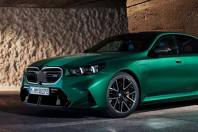 Trước đó, BMW cũng đã cân nhắc đến việc chế tạo M5 phiên bản thuần điện nhưng đã bỏ ý tưởng này vì nó sẽ không mang lại hiệu suất và cảm giác lái mà chủ xe M5 mong muốn. Frank van Meel cho rằng truyền động hybrid gồm động cơ V-8 4.4L tăng áp kép và động cơ điện được cải tiến từ XM là sự kết hợp hoàn hảo hoàn hảo cho M5.