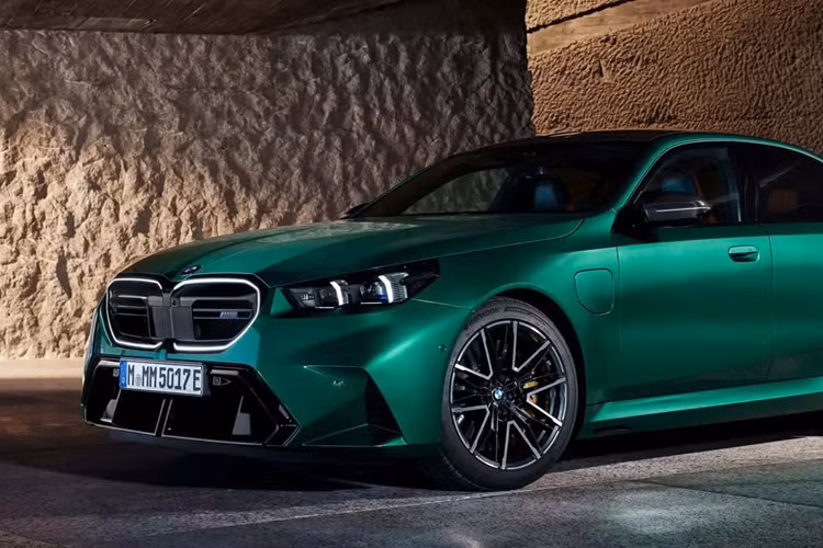 Trước đó, BMW cũng đã cân nhắc đến việc chế tạo M5 phiên bản thuần điện nhưng đã bỏ ý tưởng này vì nó sẽ không mang lại hiệu suất và cảm giác lái mà chủ xe M5 mong muốn. Frank van Meel cho rằng truyền động hybrid gồm động cơ V-8 4.4L tăng áp kép và động cơ điện được cải tiến từ XM là sự kết hợp hoàn hảo hoàn hảo cho M5.