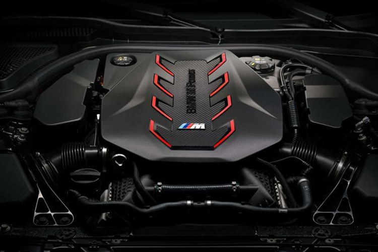 Đáp lại những lời chỉ trích về M5 mới, Frank van Meel – CEO của BMW M khi trả lời phỏng vấn cho biết mặc dù về mặt thông số, BMW M5 có khối lượng khá lớn, tuy nhiên, mẫu xe này vẫn đem lại trải nghiệm tuyệt vời và không hề có chút ì ạch nào.