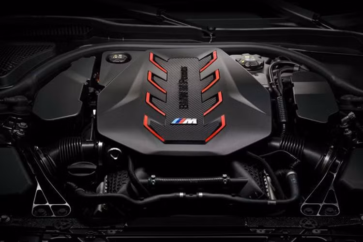 Đáp lại những lời chỉ trích về M5 mới, Frank van Meel – CEO của BMW M khi trả lời phỏng vấn cho biết mặc dù về mặt thông số, BMW M5 có khối lượng khá lớn, tuy nhiên, mẫu xe này vẫn đem lại trải nghiệm tuyệt vời và không hề có chút ì ạch nào.