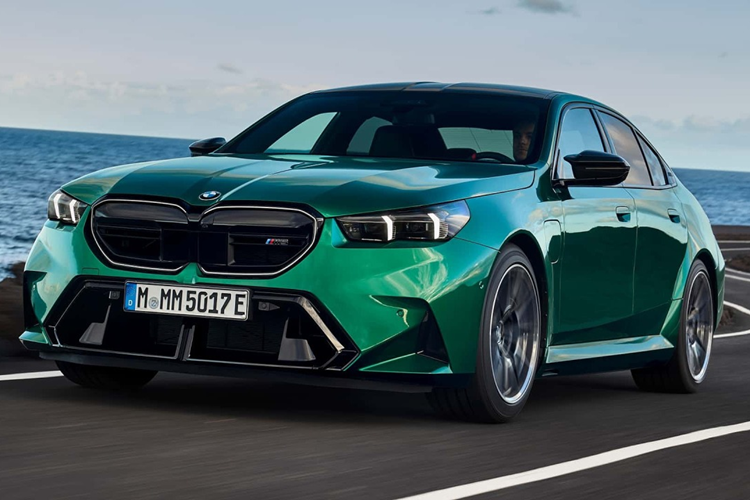 Bộ phận M "biết trước từ lâu" rằng chiếc sedan hiệu suất mới sẽ có khối lượng tăng đáng kể so với thế hệ trước nhưng cam kết rằng khách hàng sẽ không nhận ra điều đó khi cầm vô lăng chiếc xe này. BMW M5 2025 có tổng công suất lên tới 717 mã lực và 1.000 Nm mô-men xoắn. 