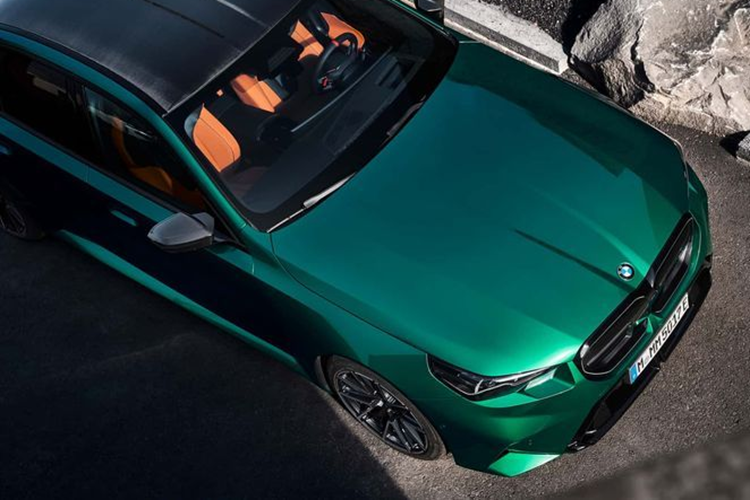 Vị lãnh đạo này nói thêm lựa chọn dùng hệ truyền động hybrid là cách duy nhất để giữ cho động cơ V8 tồn tại ít nhất thêm một thế hệ nữa trên mẫu xe này, trong bối cảnh các quy định về khí thải ngày càng khắt khe hơn, nhất là tại châu Âu.