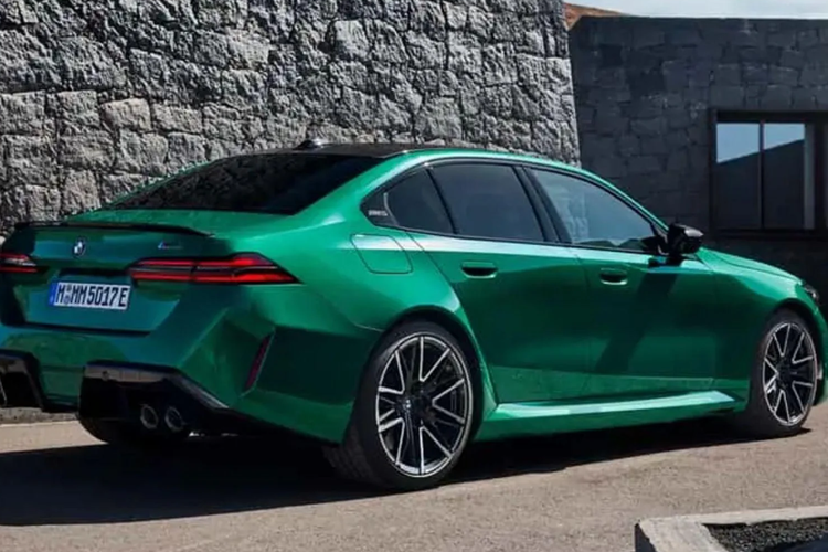 Tốc độ tối đa của M5 được giới hạn ở mức 250km/h hoặc 306km/h nếu bổ sung gói nâng cấp hiệu suất M Driver's Package. Hiện tại, mức giá xe BMW M5 2025 được phân phối từ 119.500 USD (tương đương 2,96 tỷ đồng) tại thị trường Mỹ.