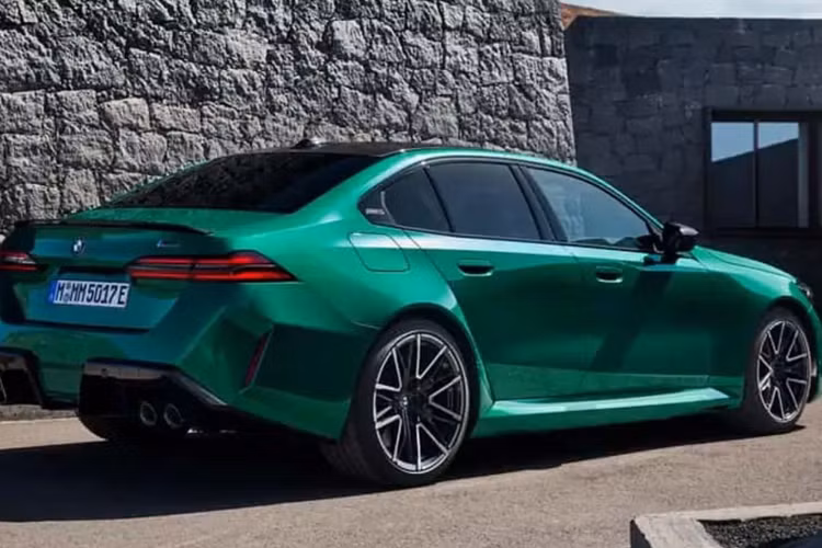 Tốc độ tối đa của M5 được giới hạn ở mức 250km/h hoặc 306km/h nếu bổ sung gói nâng cấp hiệu suất M Driver's Package. Hiện tại, mức giá xe BMW M5 2025 được phân phối từ 119.500 USD (tương đương 2,96 tỷ đồng) tại thị trường Mỹ.