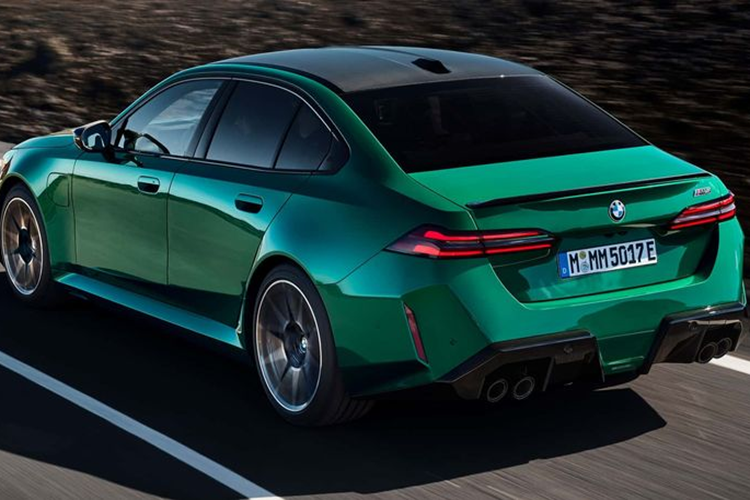 Tuy nhiên, mẫu xe này cũng gây ra nhiều tranh cãi về thiết kế cũng như việc tối ưu khối lượng. BMW M5 2025 mới có trọng lượng lên tới 2.444 kg, tương đương với một chiếc Bentley Flying Spur. Nguyên nhân chính dẫn đến trọng lượng "khủng" này chính là kích thước lớn hơn so với thế hệ tiền nhiệm và hệ thống mô tơ điện mới.