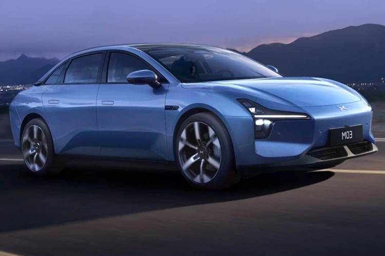 Tuy nhiên, mặc dù chiều dài ngắn hơn Xpeng P5 nhưng chiều dài cơ sở lại dài hơn, P5 có chiều dài 4860 mm và chiều dài cơ sở là 2768 mm. Điều quan trọng nữa là trọng lượng của M03 được coi là một chiếc xe khá nhẹ theo tiêu chuẩn EV.