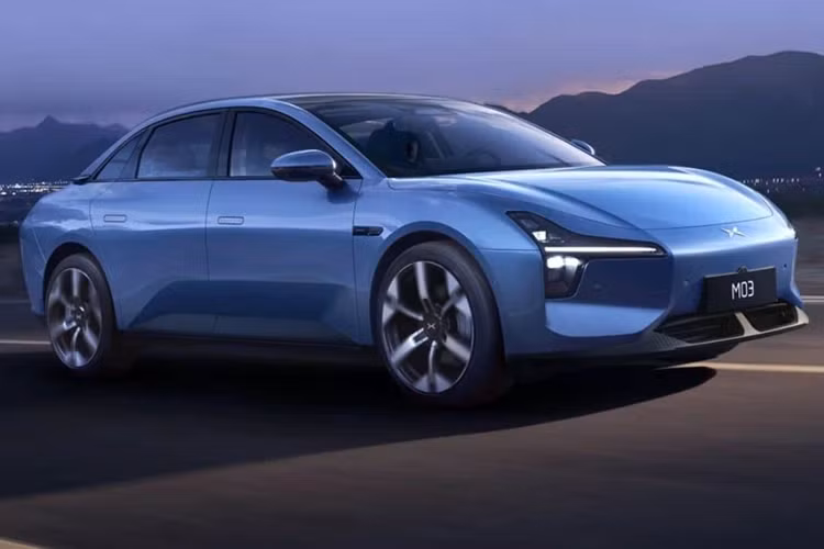 Tuy nhiên, mặc dù chiều dài ngắn hơn Xpeng P5 nhưng chiều dài cơ sở lại dài hơn, P5 có chiều dài 4860 mm và chiều dài cơ sở là 2768 mm. Điều quan trọng nữa là trọng lượng của M03 được coi là một chiếc xe khá nhẹ theo tiêu chuẩn EV.