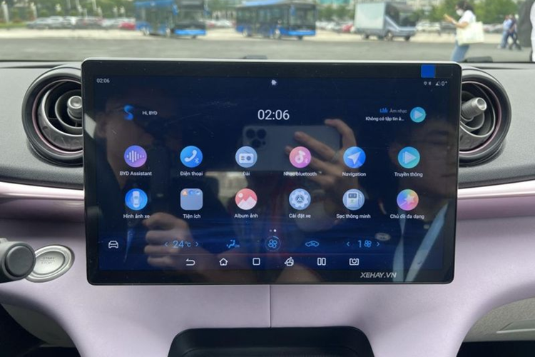 Bên trong cabin, BYD Dolphin được trang bị một số tiện nghi tiêu biểu như điều hòa tự động, bảng đồng hồ kỹ thuật số 5 inch sau vô-lăng, ghế bọc da tổng hợp, màn hình giải trí 12,8 inch có thể xoay và tương thích Apple CarPlay có dây, 6 loa và phanh tay điện tử.