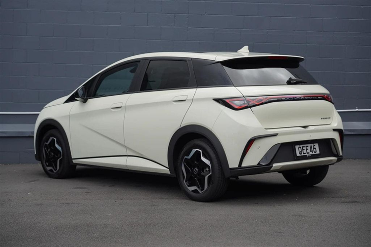 Xe có kích thước dài x rộng x cao lần lượt là 4.150x 1.770 x 1.570 mm và chiều dài cơ sở 2.700 mm. Điểm đặc biệt ở Dolphin nằm ở chỗ đây là mẫu xe đầu tiên được xây dựng trên nền tảng e-platform 3.0 hoàn toàn mới chuyên cho xe thuần điện của BYD.