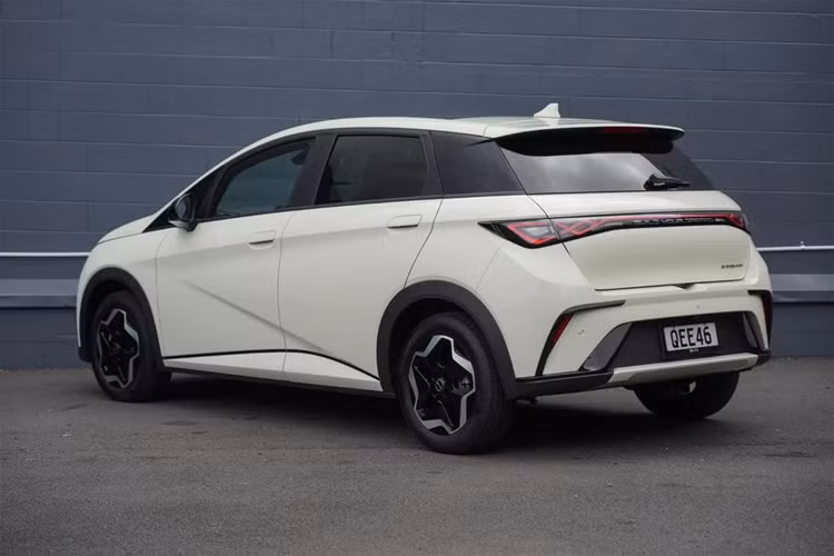 Xe có kích thước dài x rộng x cao lần lượt là 4.150x 1.770 x 1.570 mm và chiều dài cơ sở 2.700 mm. Điểm đặc biệt ở Dolphin nằm ở chỗ đây là mẫu xe đầu tiên được xây dựng trên nền tảng e-platform 3.0 hoàn toàn mới chuyên cho xe thuần điện của BYD.